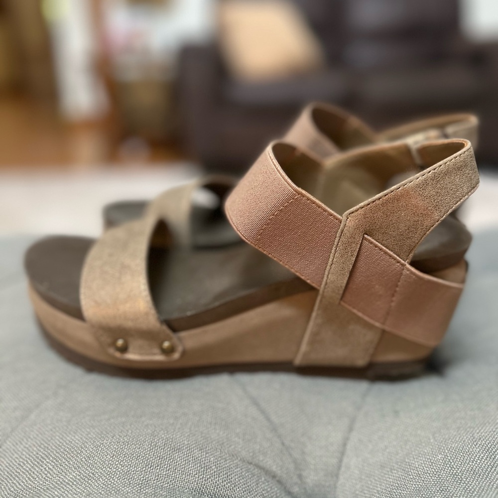 Hocus Pocus taupe wedges. Size 81/2